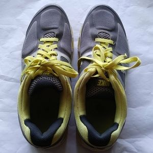 Nike yellow gray flywire air tailwind snea…